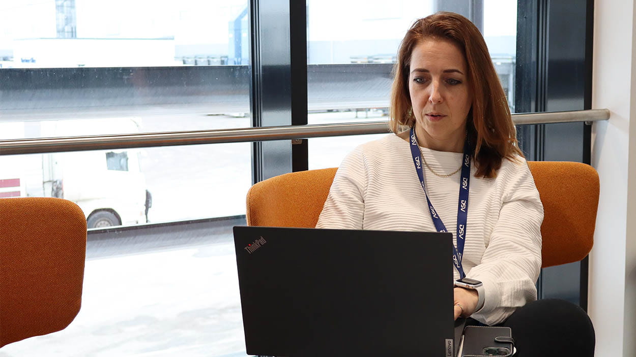 Katriina Frant, Product Manager istuu tekemässä töitä Suomen DSV:n toimistossa Vantaalla.